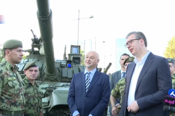 VUČIĆ NA PRIKAZU VOJNOG NAORUŽANJA NA UŠĆU: Siguran sam da je Janković rekao istinu, znam i koji ambasadori su priželjkivali moju smrt! (VIDEO)