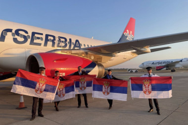 VIORI SE TROBOJKA NA ČELIČNIM KRILIMA: Er Srbija leti sa srpskim zastava povodom Dana srpskog jedinstva! (FOTO)