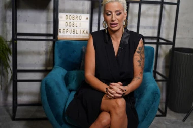 DUŠICA JAKOVLJEVIĆ SLOMLJENA ZBOG SMRTNOJ SLUČAJA: Voditeljka u GORKIM SUZAMA se oprostila od nje! (FOTO)