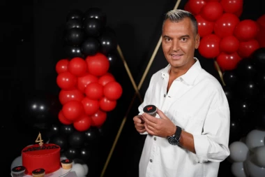 MILAN MILOŠEVIĆ SE LUDO PROVEO NA NAŠEM ROĐENDANU! Voditelj uputio iskrene čestitke: BUDITE UVEK PRVI U SVEMU! (FOTO/VIDEO)