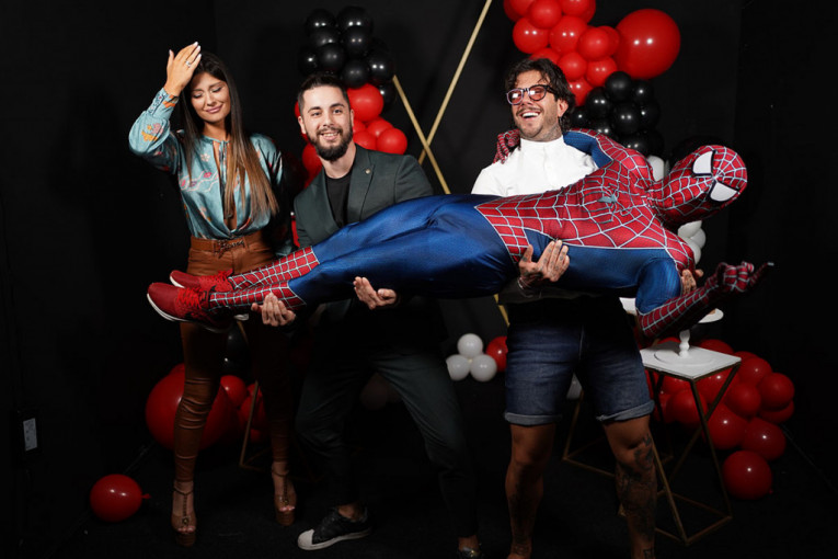 Voditelji RED TV-a poželeli sreću i lepe želje portalu Republika