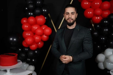 RAZGOLITIO SE NASRED MADRIDA! Popularni voditelj otišao u Španiju, proslavio USPEH vrelom fotkom!