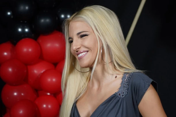 Fanovi GORE od pogleda na nju! Sara Reljić pozirala u minijaturnom TANGA kupaćem, pa provokativnim komentarom ZALUDELA pratioce! (FOTO)