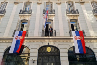 TROBOJKA SE VIORI ŠIROM SVETA: Srpske ambasade, konzulati i misije okićene srpskom zastavom! (FOTO)