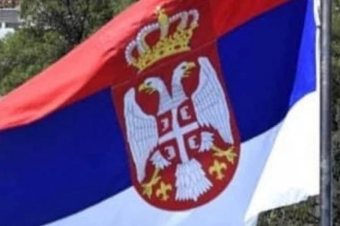 ZAPAD ĆUTI NA OVAJ SKANDAL! Zapaljena zastava Srbije u Gračanici!