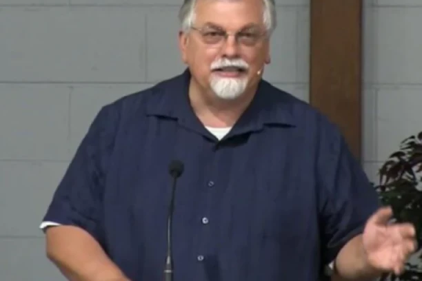 KORONA UBILA POZNATOG VODITELJA I JEDNOG OD NAJVEĆIH ANTIVAKSERA! Tvrdio da su vakcine testirane na bebama!