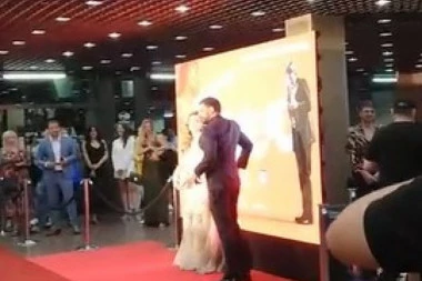 TAMARA DRAGIĆEVIĆ ZABLISTALA NA CRVENOM TEPIHU: Premijera filma Toma u Beogradu! (VIDEO)