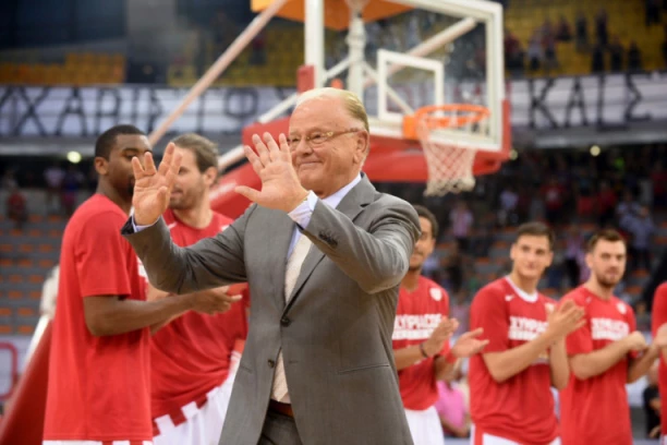 HIS SIDELINE MOMENTS WERE LIT, HE LIVED FOR BASKETBALL! Check out the legendary time-out footage of Duda Ivković! (VIDEO)