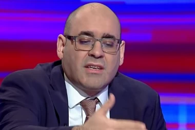 ĐUKANOVIĆ NIKAD BRUTALNIJI, OPLEO PO SARADNICIMA IZ NAPREDNJAKA: Zbog bitangi crvene svi čestiti i časni članovi SNS!