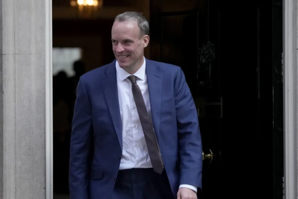 ZAMENIK PREMIJERA VELIKE BRITANIJE PODNEO OSTAVKU! Osumnjičen je za nasilje, osoblje koje je radilo sa njim PLAKALO!