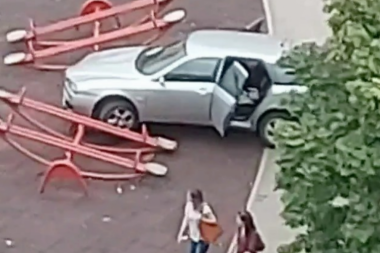 HAOS U MIRIJEVU! Auto uleteo u parkić prepun dece! POVREĐEN MALIŠAN! (VIDEO)
