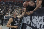 ZAR JE NOVICA TO ZASLUŽIO? Skandal na oproštajnoj utakmici kapitena Partizana! (VIDEO)