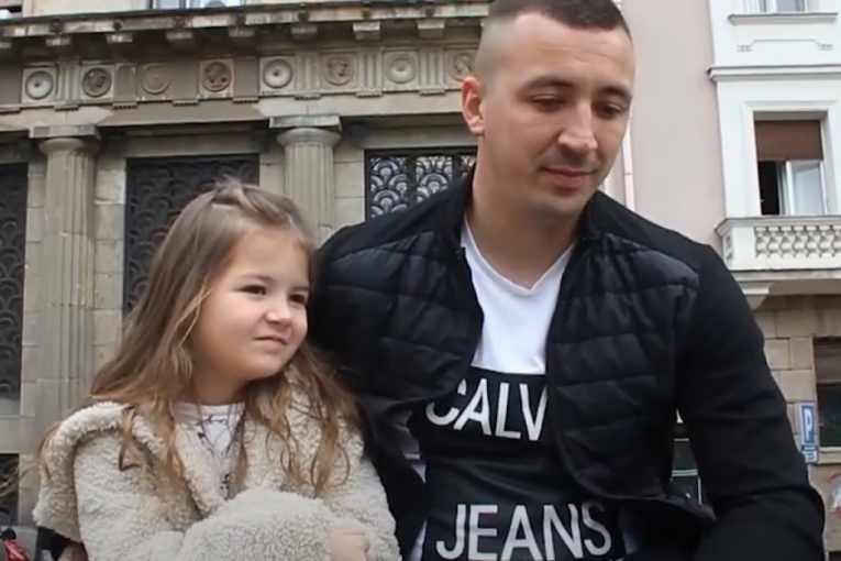 Stela sa ponosnim tatom