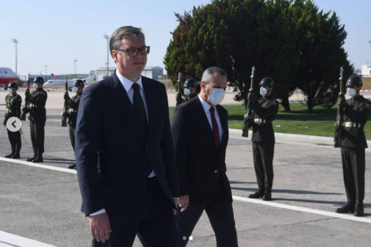 POČASNA GARDA DOČEKALA SRPSKOG PREDSEDNIKA: Vučić stigao u Istanbul, planiran sastanak sa Erdoganom! (FOTO)