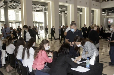 SEDNICA GLAVNOG ODBORA SRPSKE NAPREDNE STRANKE U TOKU (FOTO)