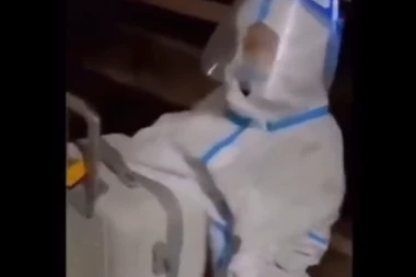 OD OVOG SNIMKA KOJI KRUŽI MREŽAMA SUZE SAME TEKU: Dečak (4) zaražen koronavirusom ide sam u karantin (VIDEO)