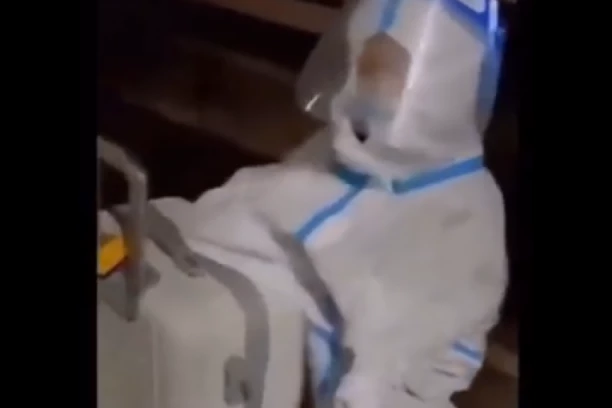 OD OVOG SNIMKA KOJI KRUŽI MREŽAMA SUZE SAME TEKU: Dečak (4) zaražen koronavirusom ide sam u karantin (VIDEO)