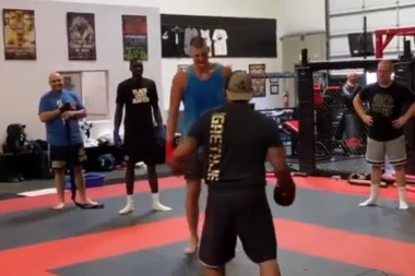 TEŠKA KATEGORIJA: Nikola Jokić završio u oktagonu, rivali u strahu posle ovog snimka! (VIDEO)