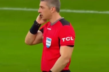 SUDIJA KOGA VAR PITA JE LI OFSAJD: Brazilac je STRAH I TREPET na terenu, a kada mu vidite biceps - biće vam jasno zašto! (FOTO/VIDEO)