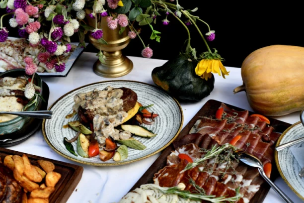 VELIKA GOZBA NA GROBU MLADE ŽENE! Scena iz unutrašnjosti Srbije šokira, ovakav običaj mnogi osuđuju (VIDEO)