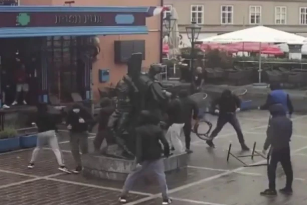 BED BLU BOJSI SE OSVETILI ENGLEZIMA: Hrvati dobili BATINE, pa BRUTALNO uzvratili - snimak koji je ZAPALIO društvene mreže! (VIDEO)