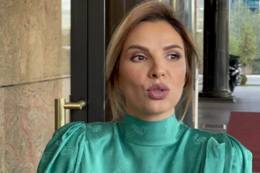 POSLE NJENE PESME SE SVI RAZVEDU: Marina Tadić stigla na svadbu kod Terzića, otkrila šta će poželeti mladencima, pa potkačila koleginicu! (FOTO/VIDEO)