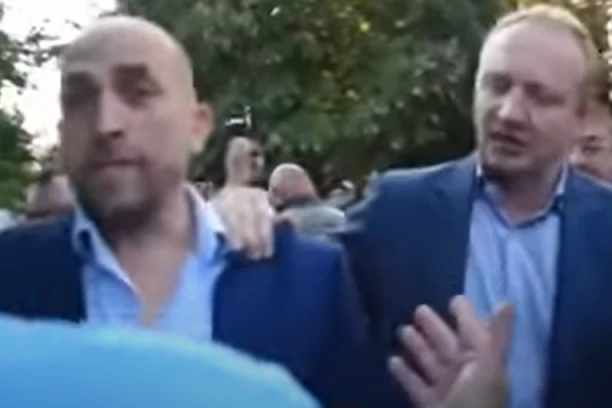 NAROD U VRŠCU MOLIO ĐILASA DA ODE, ON VREĐAO I NAPADAO ŽENE! (VIDEO/FOTO)