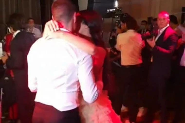ZDRAVKO ČOLIĆ ZAPEVAO NA TERZIĆEVOJ SVADBI: Kostadin i Valentina pali u trans zbog pesme! (VIDEO)