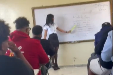 MUŠKARCI NAJPRE BILI U TRANSU, A SAD SE RAZOČARALI! Evo ko je nastavnica zbog koje su mnogi želeli ponovo u školu!