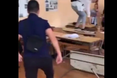 ĐACI DEMOLIRALI UČIONICU U NOVOM SADU! Kao sa lanca da su pušteni! BACAJU RANČEVE, LOME STOLICE I KLUPE! (VIDEO)