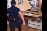 ĐACI DEMOLIRALI UČIONICU U NOVOM SADU! Kao sa lanca da su pušteni! BACAJU RANČEVE, LOME STOLICE I KLUPE! (VIDEO)