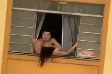 TRUDNICA HTELA DA SKOČI KROZ PROZOR DA BI SE SPASLA OD MUŽA MONSTRUMA! Nasilnik ju je zgrabio za vrat i odvukao, KOMŠIJE SVE SNIMILE! (VIDEO)