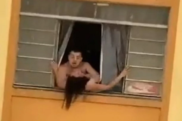 TRUDNICA HTELA DA SKOČI KROZ PROZOR DA BI SE SPASLA OD MUŽA MONSTRUMA! Nasilnik ju je zgrabio za vrat i odvukao, KOMŠIJE SVE SNIMILE! (VIDEO)