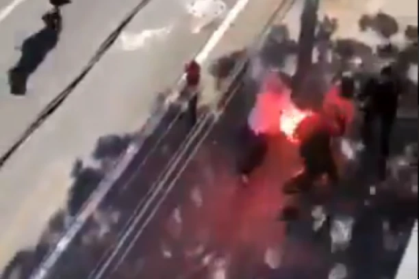 SPRŽIO MU LICE BAKLJOM! Surovost srpskih navijača na delu! UZNEMIRUJUĆE! (VIDEO)