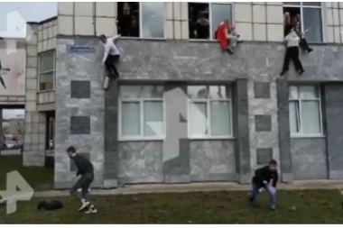 STRAVIČNA PUCNJAVA NA UNIVERZITETU U RUSIJI! Studenti skaču kroz prozor da bi se spasli od monstruma, potresne scene! (VIDEO)