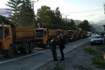 SRBI SE OKUPLJAJU U LEPOSAVIĆU: Građani kamionima i automobilima kreću ka Jarinju!
