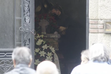 SKUP ZA POSLEDNJI ISPRAĆAJ MINJE SUBOTE NA NOVOM GROBLJU U TOKU: Tanja Peternek i Ruška Jakić vidno ispijene pristigle, JOVAN ADAMOV DOŠAO DA ODA POČAST PREMINULOM KOLEGI! (FOTO)