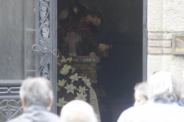 SKUP ZA POSLEDNJI ISPRAĆAJ MINJE SUBOTE NA NOVOM GROBLJU U TOKU: Tanja Peternek i Ruška Jakić vidno ispijene pristigle, JOVAN ADAMOV DOŠAO DA ODA POČAST PREMINULOM KOLEGI! (FOTO)