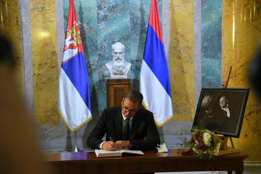 Predsednik Aleksandar Vučić se upisao u knjigu žalosti