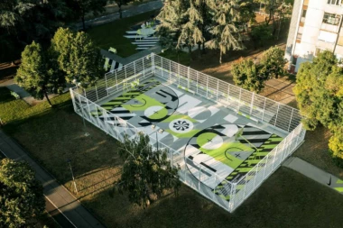 DOSAD NEVIĐENO: Teren napravljen od 20.000 starih patika predstavljen u Bloku 70! (FOTO)