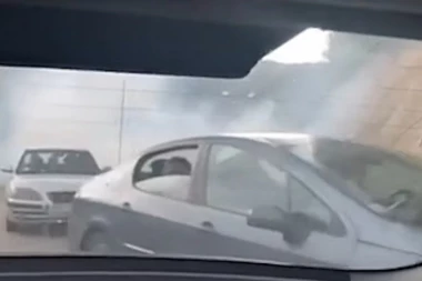 NAPETO NA KIM: Objavljen snimak kada je policija LAŽNE DRŽAVE bacila suzavac na građane! (VIDEO)