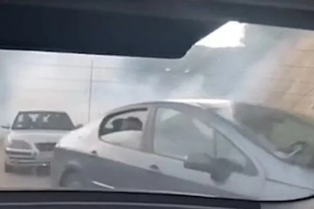 NAPETO NA KIM: Objavljen snimak kada je policija LAŽNE DRŽAVE bacila suzavac na građane! (VIDEO)
