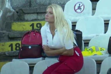 PUCA RAJSFEŠLUS NA MAJICI: Na Večitom derbiju svi gledali u NJU, plavokosa radnica Hitne pomoći RAJ ZA OČI!