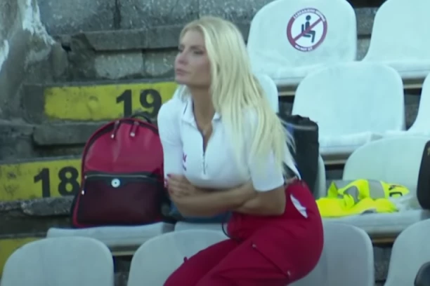 PUCA RAJSFEŠLUS NA MAJICI: Na Večitom derbiju svi gledali u NJU, plavokosa radnica Hitne pomoći RAJ ZA OČI!