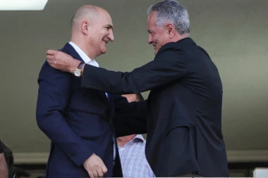 OPŠTE LUDILO: Prekid u Inđiji, Delije ustale protiv Nenada Bjekovića (VIDEO)