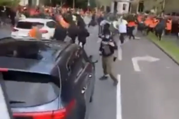 POLICIJA U MELBURNU BEŽI U DŽIPOVIMA OD BESNIH DEMONSTRANATA! Oni ih stigli pa nastao HAOS! (VIDEO)