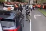 POLICIJA U MELBURNU BEŽI U DŽIPOVIMA OD BESNIH DEMONSTRANATA! Oni ih stigli pa nastao HAOS! (VIDEO)