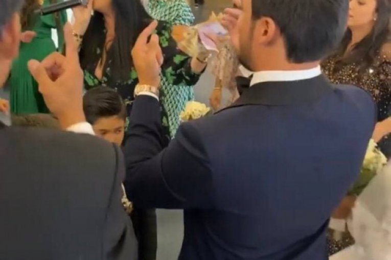 Jana Todorović novac stavljala u korpu 