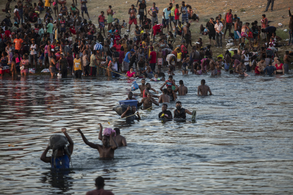 Na hiljade ljudi, pre svega sa Haitija, prelaze reku Rio Grande