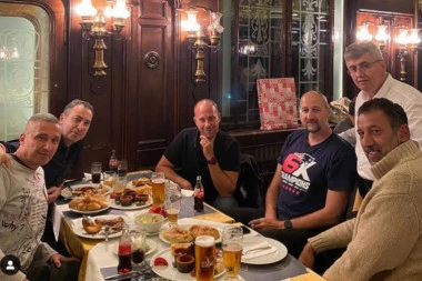 DUDA OKUPIO RASUTE BISERE: Divac i Rađa uz tamburaše UŽIVALI u Skadarliji!